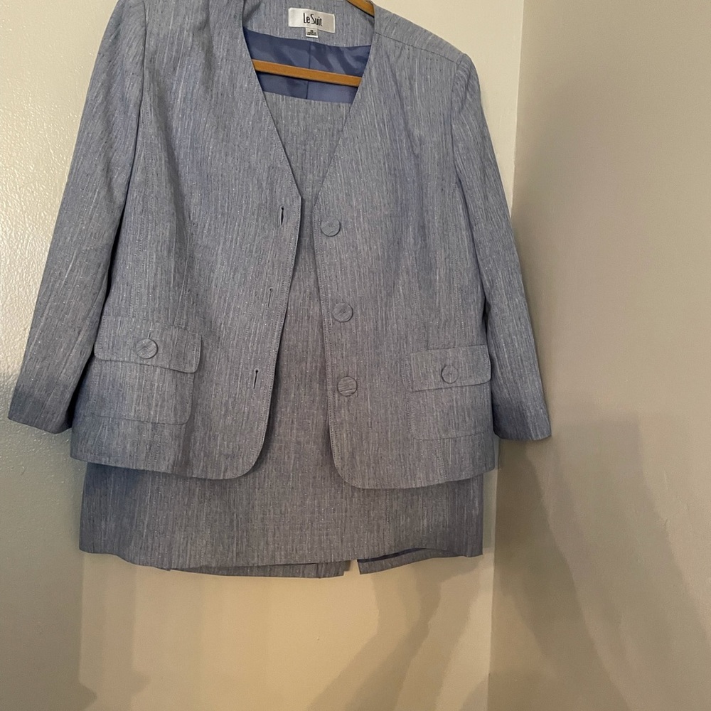 Le Suit